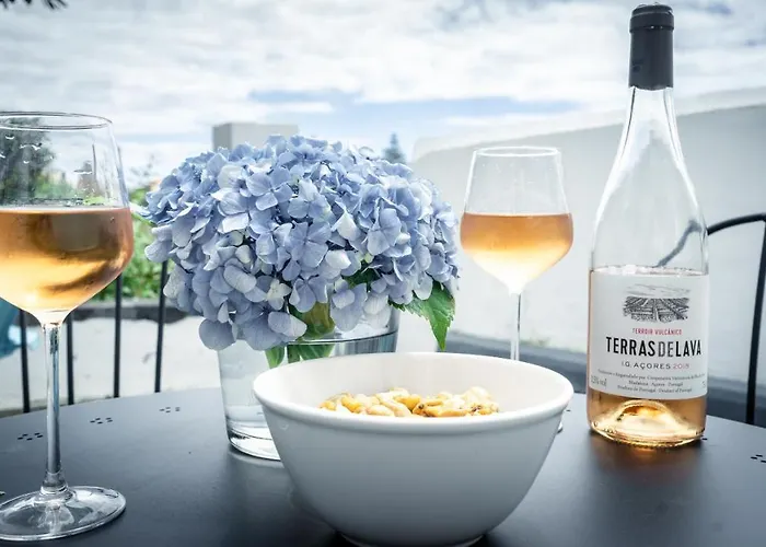 펜션 Center, 200 Meters To Marina, Walk To Everything, Private Yard And Garden Ponta Delgada