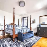Дом отдыха Center, 200 Meters To Marina, Walk To Everything, Private Yard And Garden